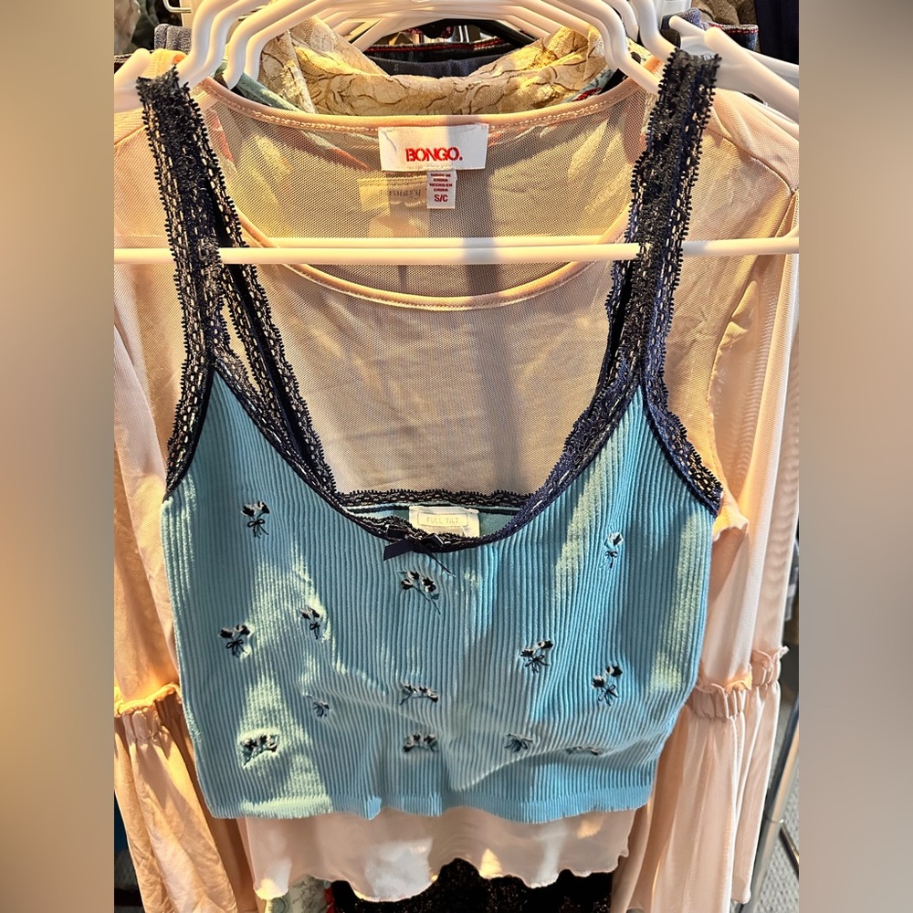 #619 Women's Full Tilt Ribbed Lace Floral Cropped Tank Top in Size S/M.